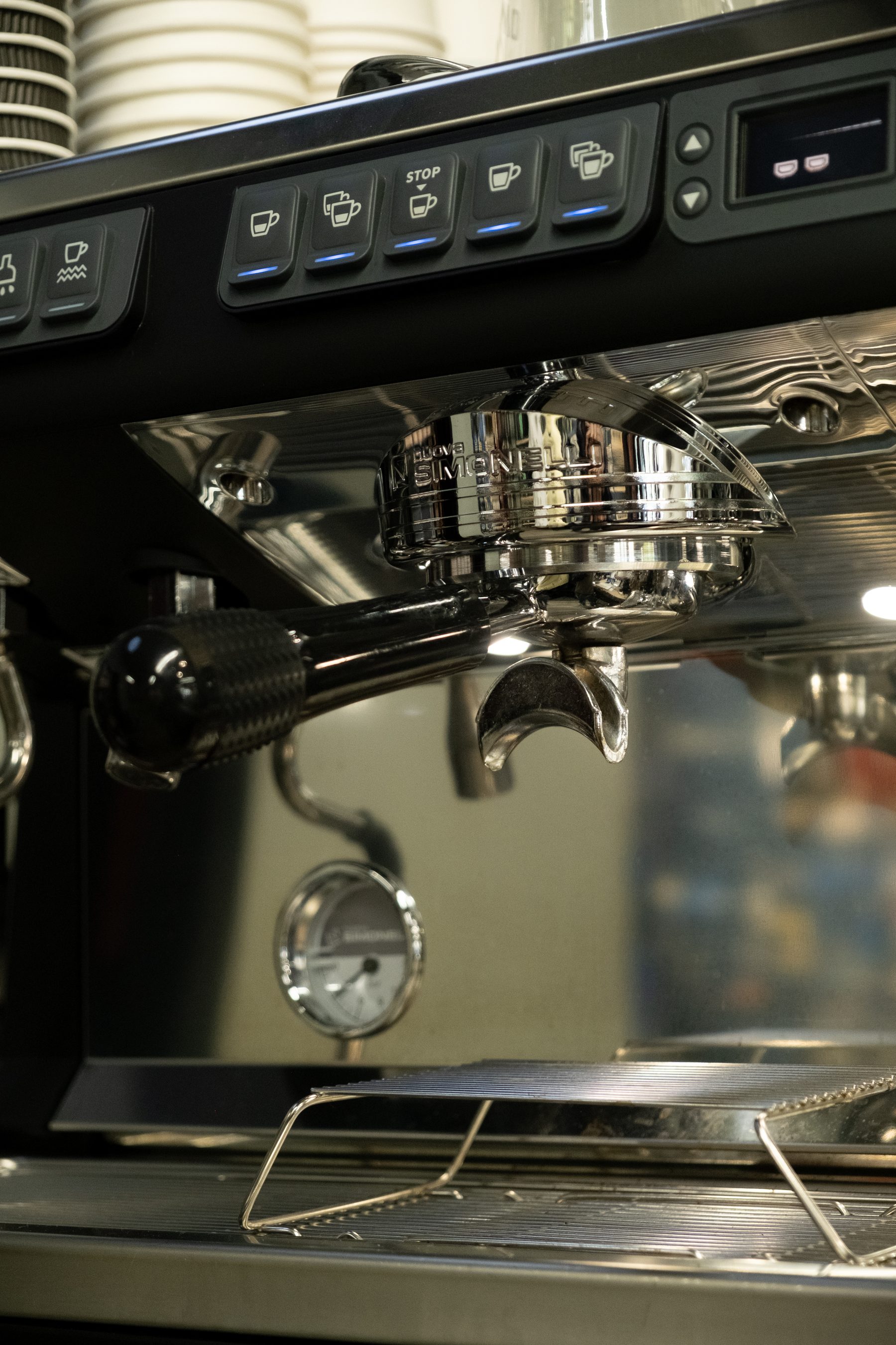 Espresso machine pulling a shot